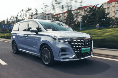 純電動MPV對決 榮威iMAX8 EV與嵐圖夢想家純電版，納米材料技術加持下的較量